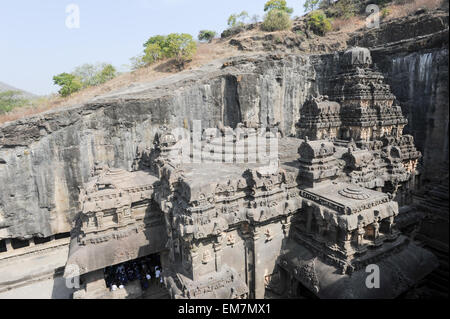 Ellora, Indien - 5. Februar 2015: Besucher zu Fuß den Kailash Tempel in Ellora, Bundesstaat Maharashtra in Indien Stockfoto