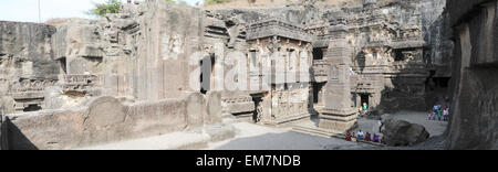 Ellora, Indien - 5. Februar 2015: Besucher zu Fuß den Kailash Tempel in Ellora, Bundesstaat Maharashtra in Indien Stockfoto