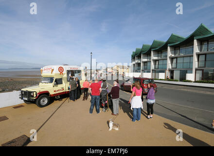 Berühmte Hockings Eis in Westward Ho!, außerhalb der Nautilus Apartments Stockfoto