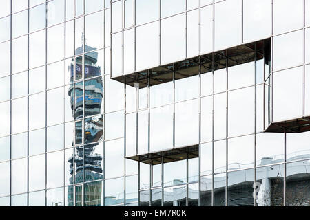 Moderne Architektur: Reflexion des BT Tower auf der Außenseite eines verglasten Bürogebäude, London, England, Großbritannien Stockfoto