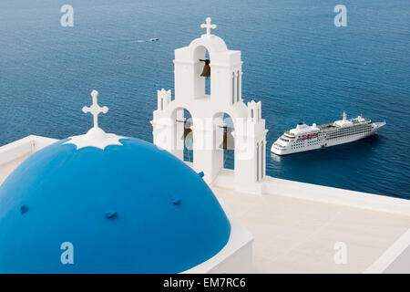 Griechenland, Kykladen, Santorini, Firostefani, Kirche am Rand der Caldera Stockfoto