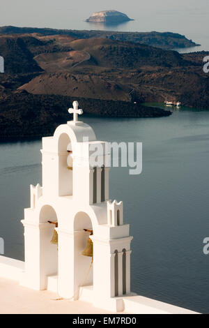 Griechenland, Kykladen, Santorini, Firostefani, Kirche am Rand der Caldera, Im Hintergrund Die Vulkaninseln Nea Kameni Und Palea Stockfoto