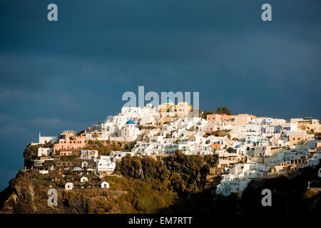 Griechenland, Kykladen, Santorini Imerovigli, Blick von Firostefani Stockfoto