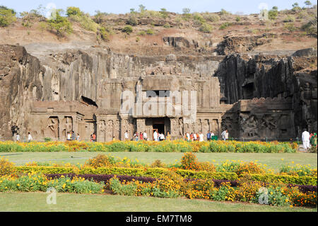 Ellora, Indien - 5. Februar 2015: Besucher zu Fuß den Kailash Tempel in Ellora, Bundesstaat Maharashtra in Indien Stockfoto