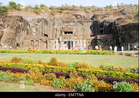 Ellora, Indien - 5. Februar 2015: Besucher zu Fuß den Kailash Tempel in Ellora, Bundesstaat Maharashtra in Indien Stockfoto