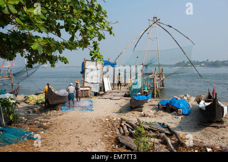 Fischer arbeitet an einem chinesischen Fischernetz in Fort Kochi, Kerala Indien Stockfoto