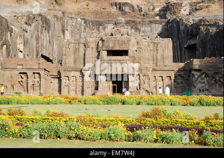 Ellora, Indien - 5. Februar 2015: Besucher zu Fuß den Kailash Tempel in Ellora, Bundesstaat Maharashtra in Indien Stockfoto