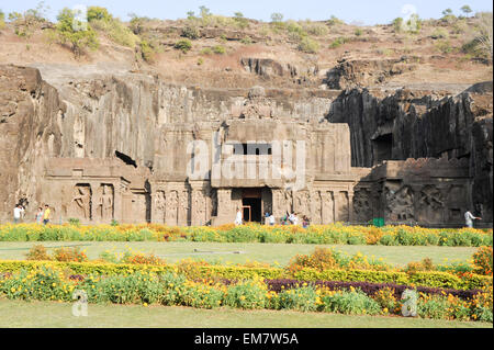 Ellora, Indien - 5. Februar 2015: Besucher zu Fuß den Kailash Tempel in Ellora, Bundesstaat Maharashtra in Indien Stockfoto