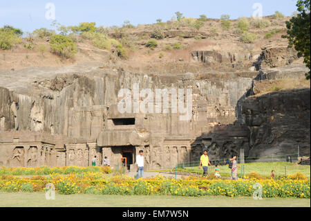 Ellora, Indien - 5. Februar 2015: Besucher zu Fuß den Kailash Tempel in Ellora, Bundesstaat Maharashtra in Indien Stockfoto