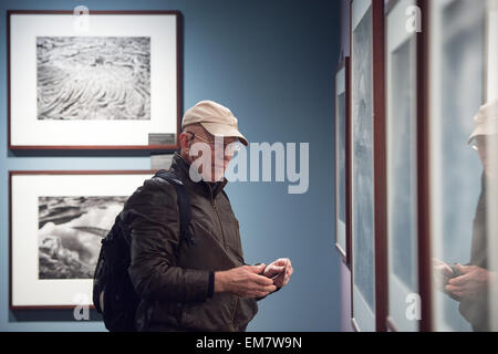 Berlin, Deutschland. 17. April 2015. Fotograf Sebastião Salgado steht in der Ausstellung von seinem Projekt "Genesis" im c/o Galerie in Berlin, Deutschland, 17. April 2015. Foto: MAURIZIO GAMBARINI/Dpa/Alamy Live News Stockfoto