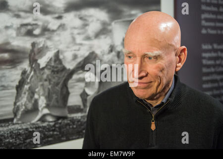 Berlin, Deutschland. 17. April 2015. Fotograf Sebastião Salgado steht in der Ausstellung von seinem Projekt "Genesis" im c/o Galerie in Berlin, Deutschland, 17. April 2015. Foto: MAURIZIO GAMBARINI/Dpa/Alamy Live News Stockfoto