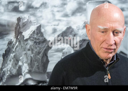 Berlin, Deutschland. 17. April 2015. Fotograf Sebastião Salgado steht in der Ausstellung von seinem Projekt "Genesis" im c/o Galerie in Berlin, Deutschland, 17. April 2015. Foto: MAURIZIO GAMBARINI/Dpa/Alamy Live News Stockfoto