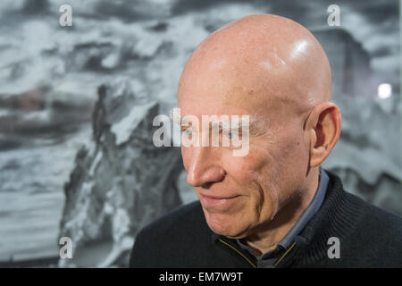 Berlin, Deutschland. 17. April 2015. Fotograf Sebastião Salgado steht in der Ausstellung von seinem Projekt "Genesis" im c/o Galerie in Berlin, Deutschland, 17. April 2015. Foto: MAURIZIO GAMBARINI/Dpa/Alamy Live News Stockfoto