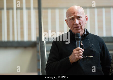 Berlin, Deutschland. 17. April 2015. Fotograf Sebastião Salgado steht in der Ausstellung von seinem Projekt "Genesis" und spricht mit Journalisten im c/o Galerie in Berlin, Deutschland, 17. April 2015. Foto: MAURIZIO GAMBARINI/Dpa/Alamy Live News Stockfoto