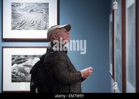 Berlin, Deutschland. 17. April 2015. Fotograf Sebastião Salgado steht in der Ausstellung von seinem Projekt "Genesis" im c/o Galerie in Berlin, Deutschland, 17. April 2015. Foto: MAURIZIO GAMBARINI/Dpa/Alamy Live News Stockfoto