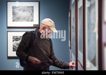 Berlin, Deutschland. 17. April 2015. Fotograf Sebastião Salgado steht in der Ausstellung von seinem Projekt "Genesis" im c/o Galerie in Berlin, Deutschland, 17. April 2015. Foto: MAURIZIO GAMBARINI/Dpa/Alamy Live News Stockfoto