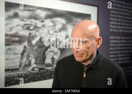 Berlin, Deutschland. 17. April 2015. Fotograf Sebastião Salgado steht in der Ausstellung von seinem Projekt "Genesis" im c/o Galerie in Berlin, Deutschland, 17. April 2015. Foto: MAURIZIO GAMBARINI/Dpa/Alamy Live News Stockfoto