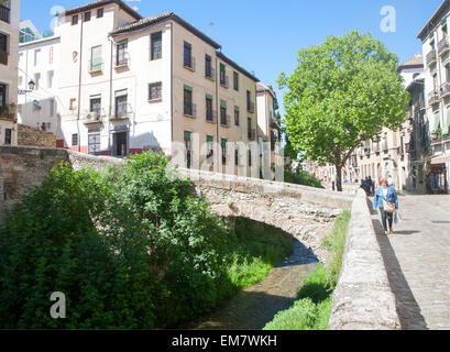 Historische Gebäude auf Carrera del Darro und alte Brücke über den Fluss Rio Darro, Granada, Spanien Stockfoto