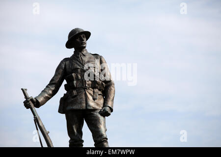 Winchester WW1 Rifleman Statue, Kings Royal Rifle Corps Memorial befindet sich in den Gärten der Winchester Cathedral, Winchester Stockfoto