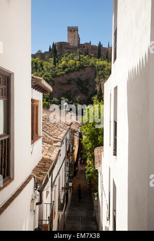 Schmale Gasse in der maurischen Gehäuse Viertel Albaicin, Granada, Spanien mit Blick auf die Alhambra Stockfoto