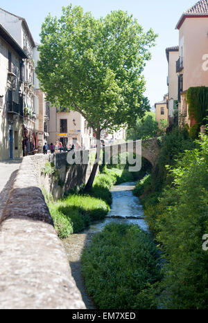 Historische Gebäude auf Carrera del Darro und alte Brücke über den Fluss Rio Darro, Granada, Spanien Stockfoto