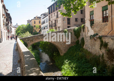 Historische Gebäude auf Carrera del Darro und alte Brücke über den Fluss Rio Darro, Granada, Spanien Stockfoto