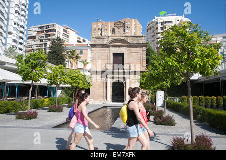 Alte Kapelle umgeben von neu sanierte Hafengebiet von Geschäften und Bars Malaga, Spanien, Muelle Dos Palmeral de Las Sorpresas Stockfoto