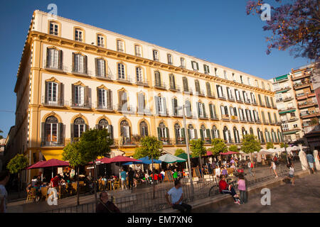 Leute sitzen außen Beliebte Cafés an einem sonnigen Nachmittag in Plaza De La Merced, Malaga, Spanien Stockfoto