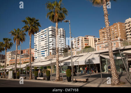 Menschen zu Fuß in die neu sanierte Hafengebiet von Geschäften und Bars Malaga, Spanien, Muelle Dos Palmeral de Las Sorpresas Stockfoto