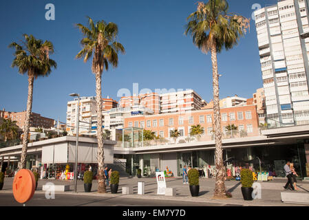 Menschen zu Fuß in die neu sanierte Hafengebiet von Geschäften und Bars Malaga, Spanien, Muelle Dos Palmeral de Las Sorpresas Stockfoto