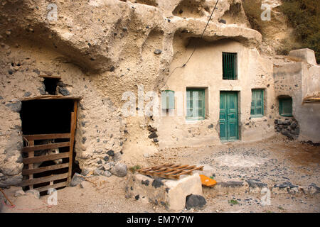 Griechenland, Kykladen, Santorini, Vothonas, Höhlernwohnungen Stockfoto