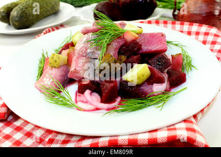 Matie Salat mit rote Beete, Zwiebeln und Gurken Stockfoto