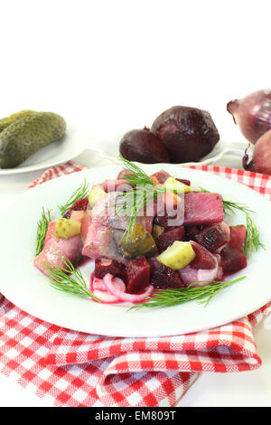 Matie Salat mit rote Beete, Zwiebeln und Gurken Stockfoto