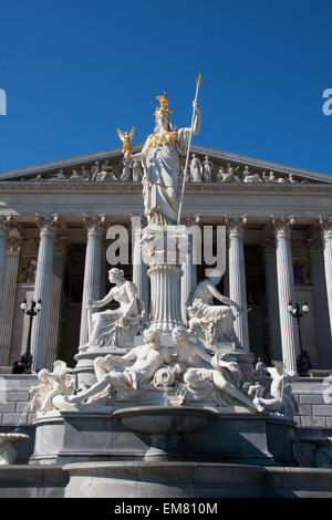 Pallas Athena-Statue in der Athenebrunnen-Brunnen vor dem Parlamentsgebäude, Wien (Wien), Österreich Stockfoto