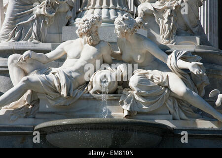 Pallas Athena-Statue in der Athenebrunnen-Brunnen vor dem Parlamentsgebäude, Wien (Wien), Österreich Stockfoto