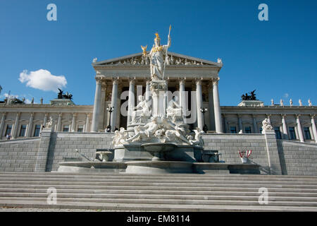 Pallas Athena-Statue in der Athenebrunnen-Brunnen vor dem Parlamentsgebäude, Wien (Wien), Österreich Stockfoto