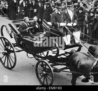 König George V hier mit Kaiser Wilhelm II. auf dem Weg zum Buckingham Palace zu sehen, während der deutsche Kaiser Stand besuchen nach Großbritannien. 16. Mai 1911 Stockfoto