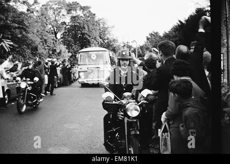 Die englischen Fußball-Nationalmannschaft Reisen zum Wembley-Stadion von Hendon Hall Hotel für den Welt-Cup-Finale. 30. Juli 1966. Stockfoto