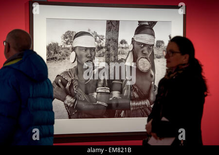 Berlin, Deutschland. 17. April 2015. Besucher schauen Sie sich die Ausstellung des Projektes "Genesis" von Fotograf Sebastião Salgado im c/o Galerie in Berlin, Deutschland, 17. April 2015. Foto: MAURIZIO GAMBARINI/Dpa/Alamy Live News Stockfoto