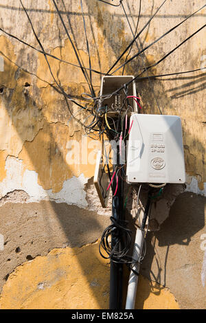 Ein Durcheinander von elektrischen Kabeln an einer Wand in Fort Kochi, Kerala Indien Stockfoto