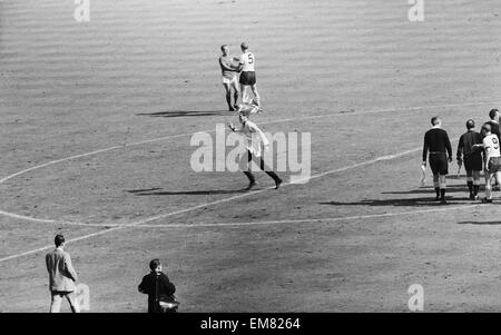 1966-World-Cup-Finale im Wembley-Stadion. England 4 V Westdeutschland 2 nach Verlängerung. Ein Ventilator läuft auf das Spielfeld in der Feier am Ende des Spiels wie England Weltmeister geworden. 30. Juli 1966. Stockfoto