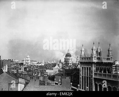 Steigt von hinten die Kuppel der St Pauls Cathedral London Blitz Bombe Beschädigung 1940 WW2 Rauchen das erste Tageslicht Bombardierung Überfall von der deutschen Luftwaffe (Luftwaffe) auf den Docks und der Londoner East End im September 1940. Stockfoto