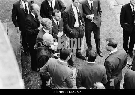 Mitglieder des England World Cup team mit Schauspieler Sean Connery und Yul Brynner während ihres Besuches in Pinewood Studios, Zeit am Set des neuen James Bond-Film man lebt nur zweimal zu verbringen. 12. Juli 1966. Stockfoto