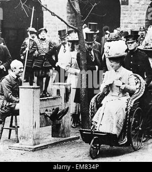 Georg v. und Königin Mary lachen über einen Mann in das Lager während eines Besuchs in Earls Court. Ca. 1911 Stockfoto