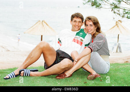 England-Fußballer, die Gary Lineker mit seiner Frau Michelle auf das Team entspannt die Basis auf Sardinien vor dem WM-Turnier in Italien. 31. Mai 1990. Stockfoto