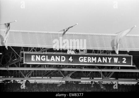 1966-World-Cup-Finale im Wembley-Stadion. England 4 V Westdeutschland 2 nach Verlängerung. Die Anzeigetafel nach dem Schlusspfiff, als England werden zum ersten Mal Weltmeister. 30. Juli 1966. Stockfoto