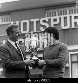 Spurs Trainer Pat Welton mit Steve Perryman, 4. Februar 1971. Im Bild zusammen mit Jugend-Cup an der White Hart Lane. Stockfoto