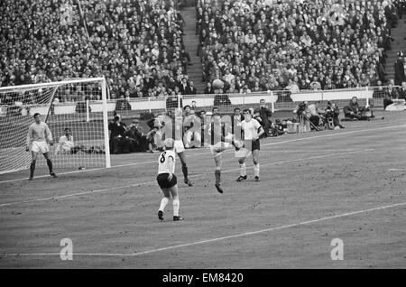 1966-World-Cup-Finale im Wembley-Stadion. England 4 V Westdeutschland 2 nach Verlängerung. George Cohen springt hoch um den Ball Weg von Helmut Haller zu klären, wie Torhüter Gordon Banks blickt auf. 30. Juli 1966. Stockfoto