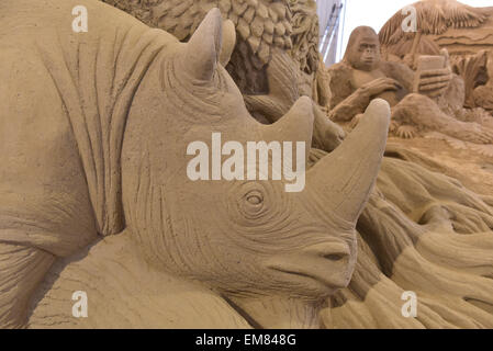 Elstal, Deutschland. 17. April 2015. Zahlreiche Sand-Skulpturen sind in Elstal, Deutschland, 17. April 2015 fast fertig. Mit 1.100 Tonnen Sand, bringen 20 internationale Künstler ihre Vorstellungen von der afrikanischen Welt zum Leben auf dem 1. Berliner Sandworld. Die Ausstellung öffnet am 1. Mai 2015 in Karls Erlebnis-Dorf. Foto: BERND SETTNIK/ZB/Dpa/Alamy Live News Stockfoto