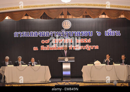 Bangkok, Thailand. 17. April 2015. Thailändische Premierminister Prayut Chan-o-Cha (3. R) hält eine Rede in Bangkok, Thailand, 17. April 2015. Thailändische Premierminister Prayut Chan-o-Cha am Freitag sagte, es sei notwendig für die Regierung, strenge Sicherheitsmaßnahmen, die in Anbetracht der Existenz von vielen instabilen Faktoren in der Gesellschaft zu nehmen. © Rachen Sageamsak/Xinhua/Alamy Live-Nachrichten Stockfoto